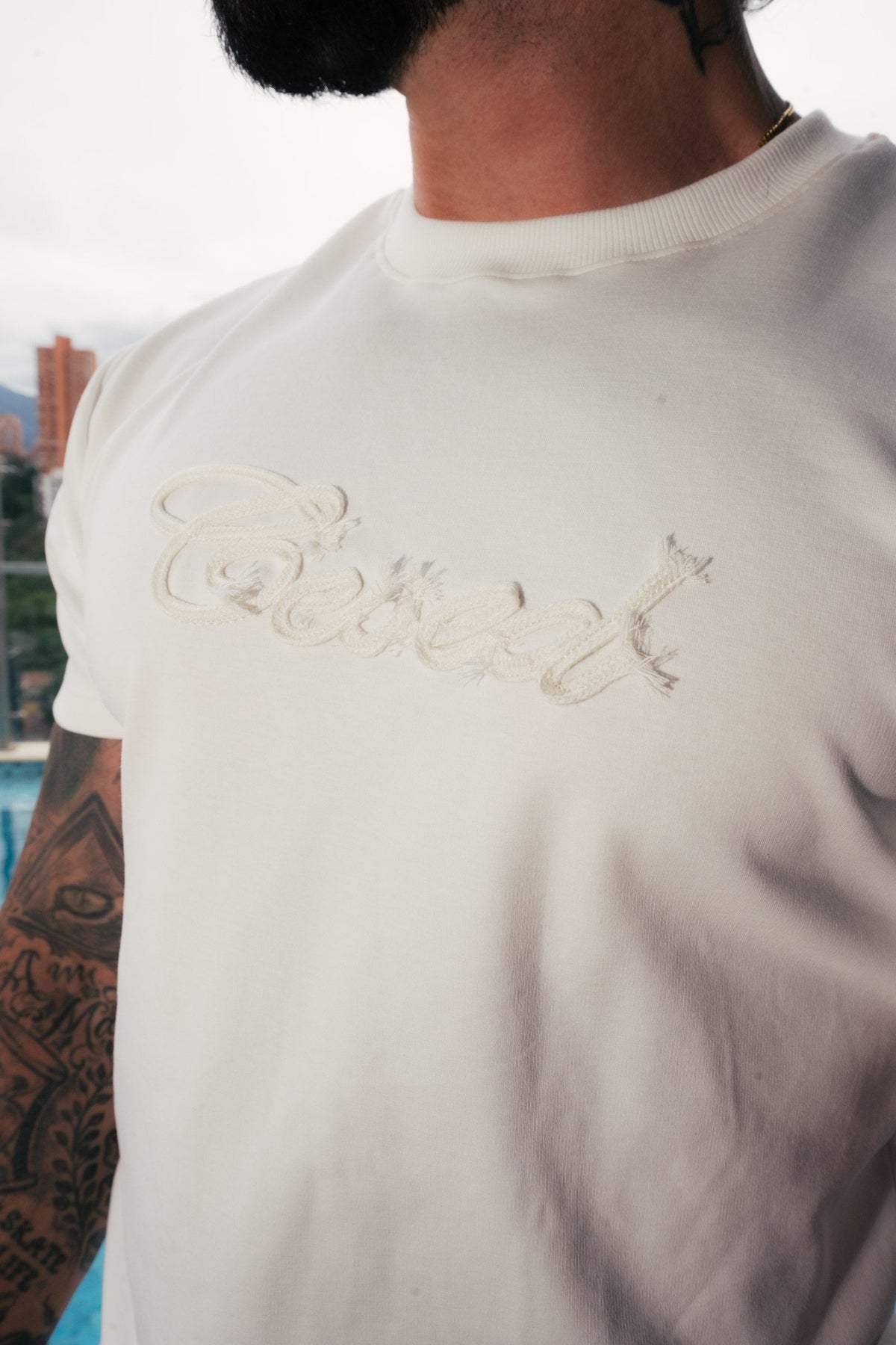 Detalle del logo Ceved bordado en cuerda