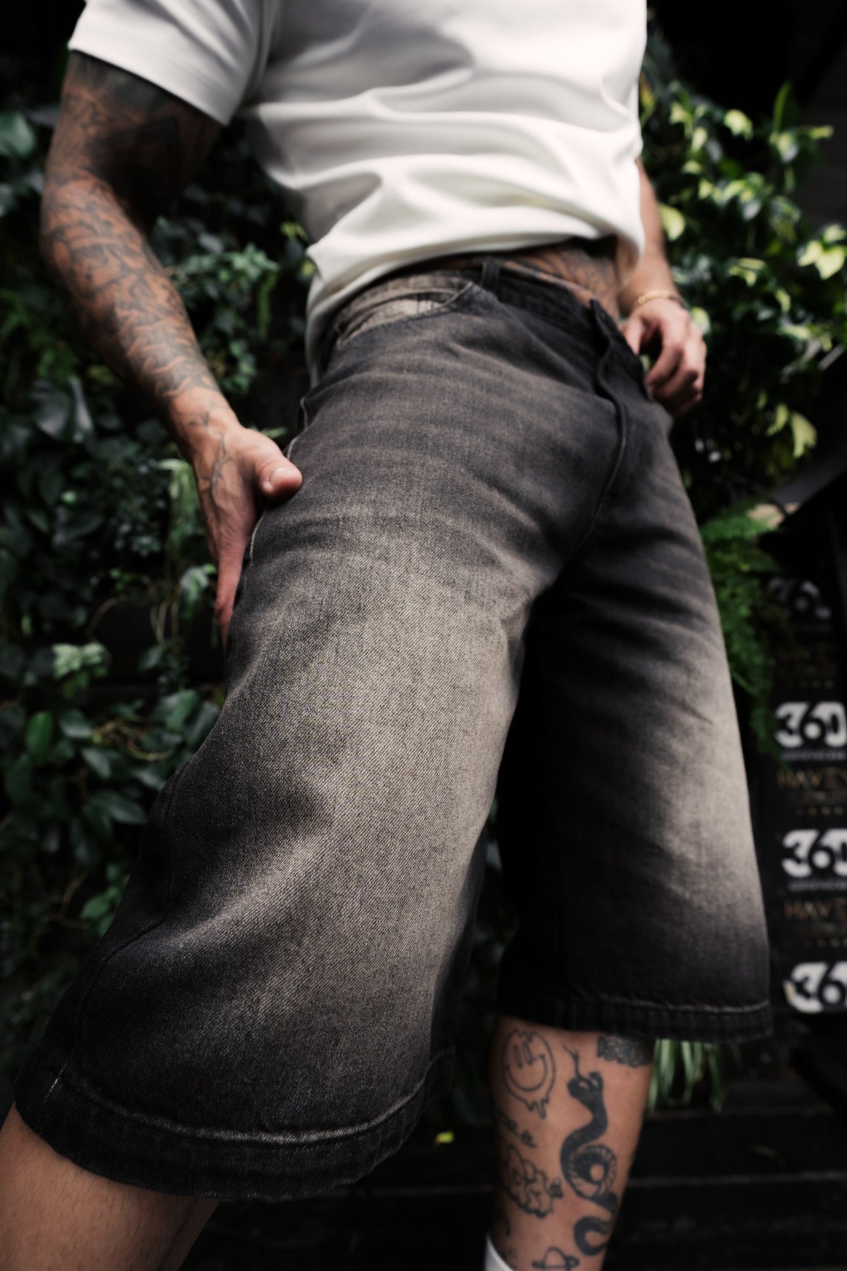 Bermuda Baggy Dirty F003 puesta, fit baggy y largo por debajo de la rodilla