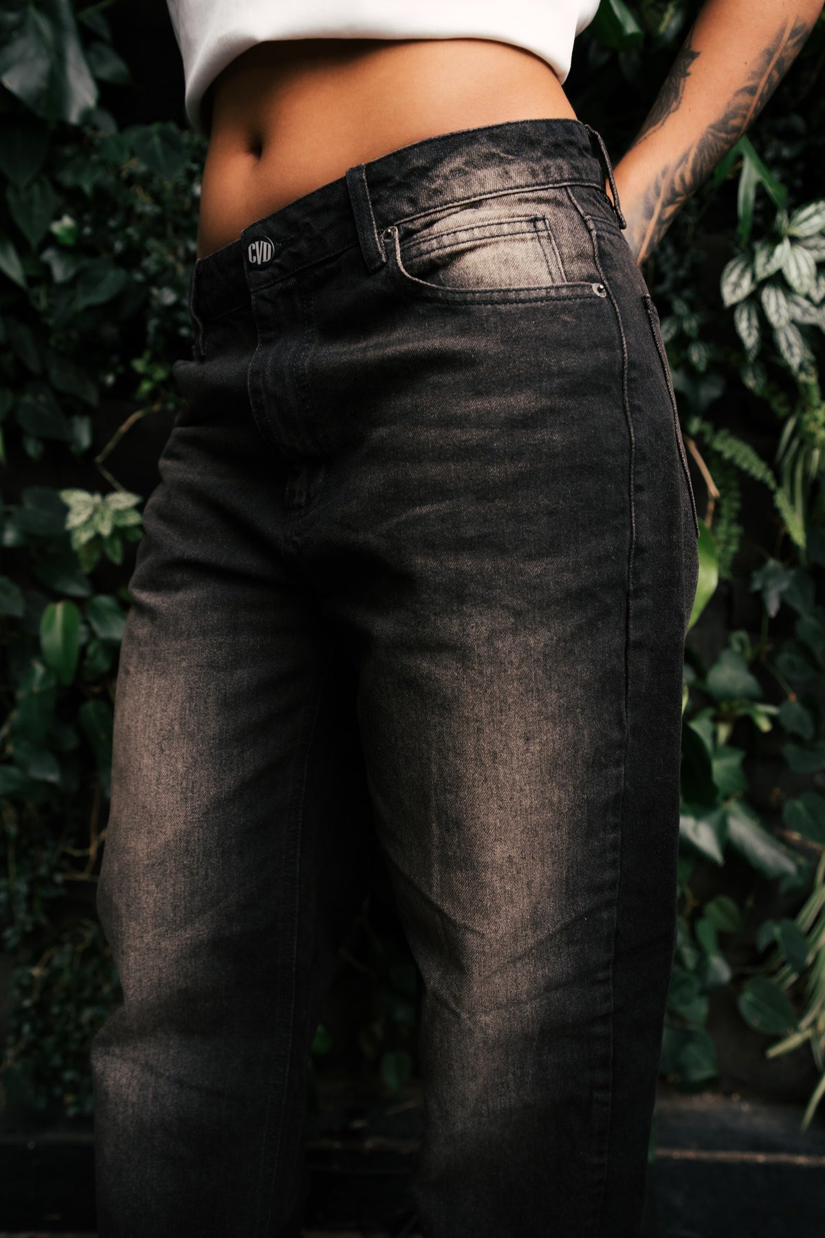Detalle del lavado dirty degradado del Jean recto Dirty F003 en denim negro